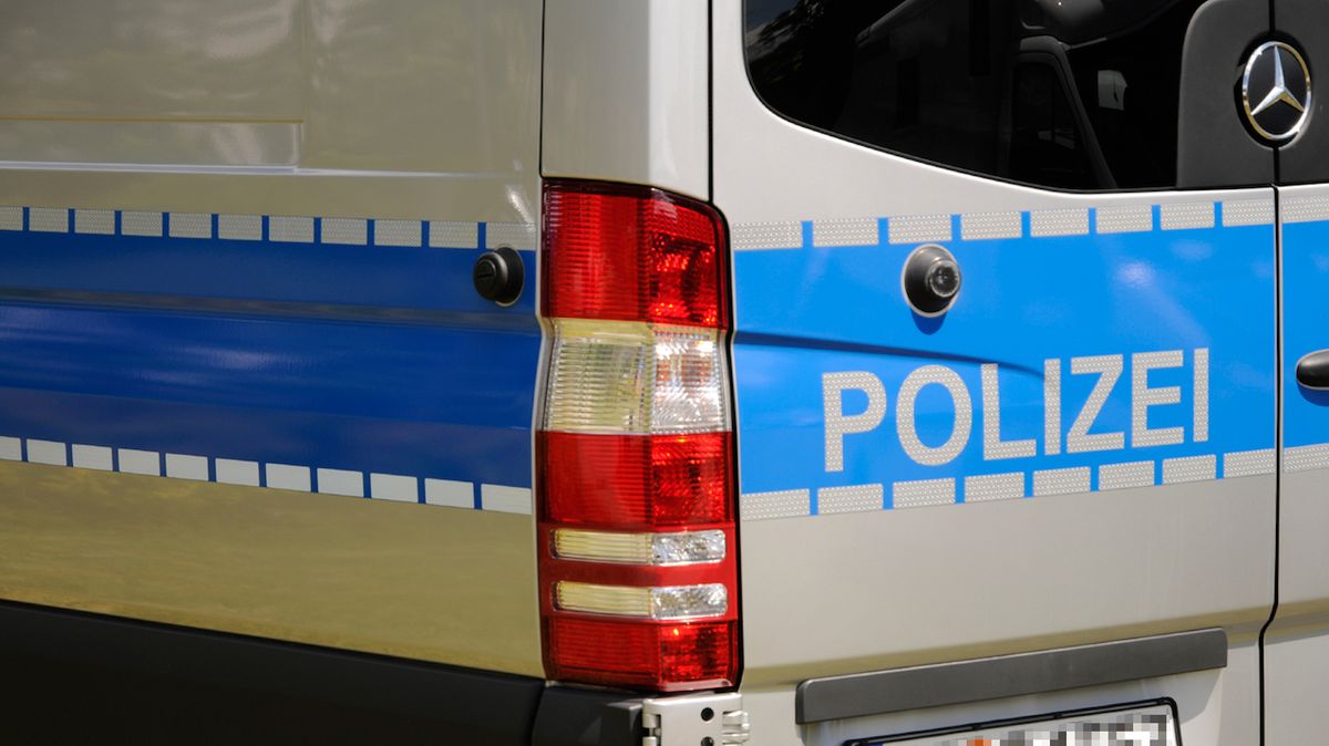 Uvázlý lupič v Německu na sebe zavolal policii